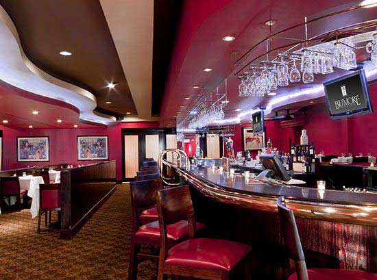 Santa Clara Biltmore Hotel & Suites - Hops Bar and Grille presents luxury seating and refreshing cocktails.