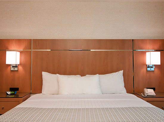 Santa Clara Biltmore Hotel & Suites - Gigantic king sized bed with luxurious bedding.