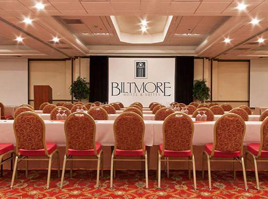 Santa Clara Biltmore Hotel & Suites - Ballroom with ample seating tables and large presentation screen